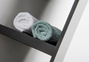 Ręczniki kąpielowa na półkach Niva Bath